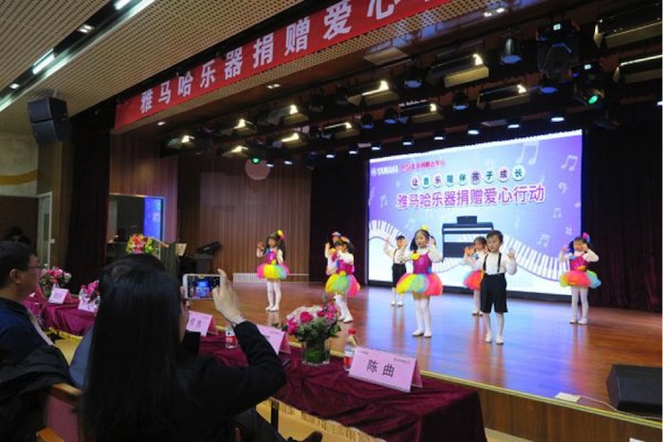 音乐之声暖寒冬 凯发一触即发乐器捐赠爱心行动走进中国儿童中心艺术宫