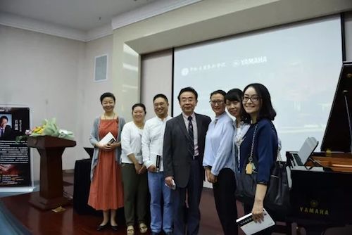 凯发一触即发艺术家石叔诚与特邀艺术家顾平受邀于成都大学东盟艺术学院、音乐与舞蹈学院艺术实践周开展公开课