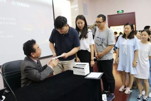 凯发一触即发艺术家石叔诚与特邀艺术家顾平受邀于成都大学东盟艺术学院、音乐与舞蹈学院艺术实践周开展公开课