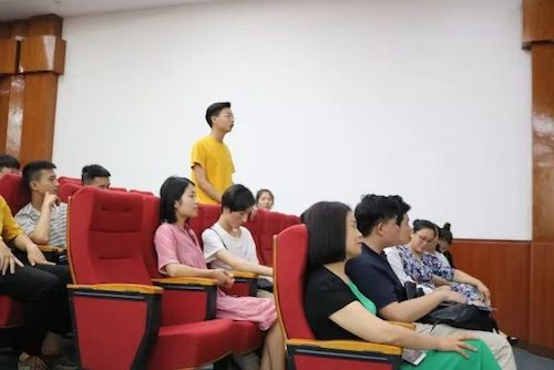 凯发一触即发艺术家石叔诚与特邀艺术家顾平受邀于成都大学东盟艺术学院、音乐与舞蹈学院艺术实践周开展公开课